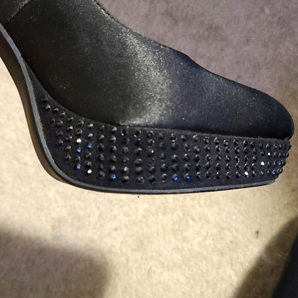 Heels - Picture 4 of 5